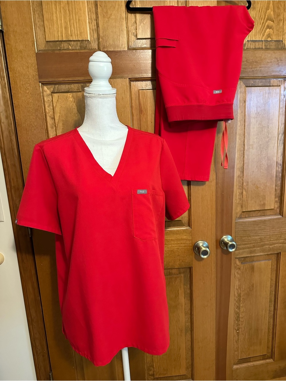 Women’s Figs Pop Red scrub set XL Catarina top and Kade Cargo pants XL